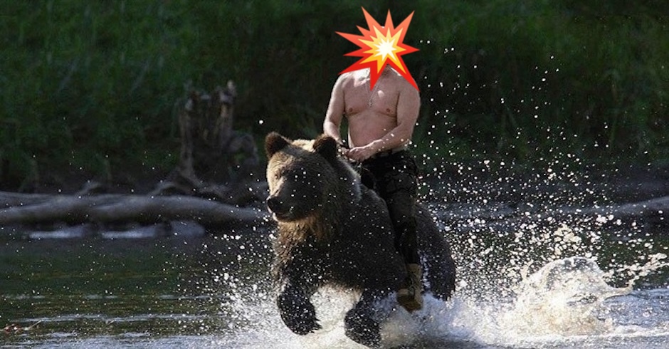Ein Mann reitet auf einem Bär durch einen Fluss.