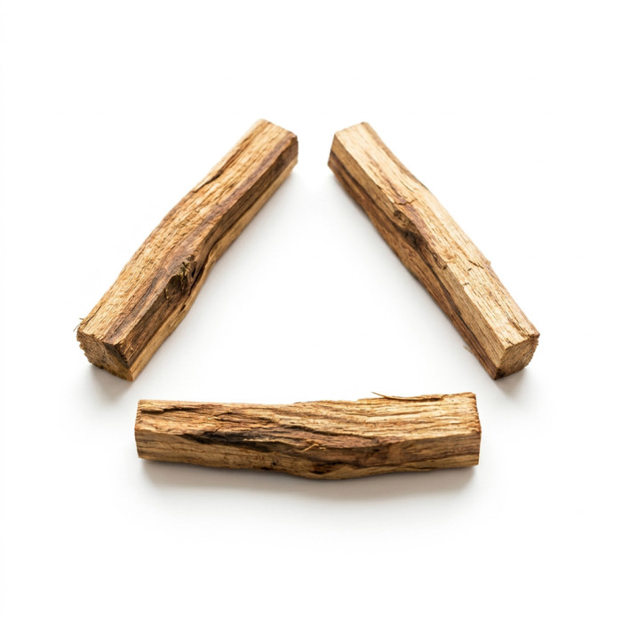 Foto von drei Palo Santo Hölzern, aufgelegt in Form eines Dreiecks