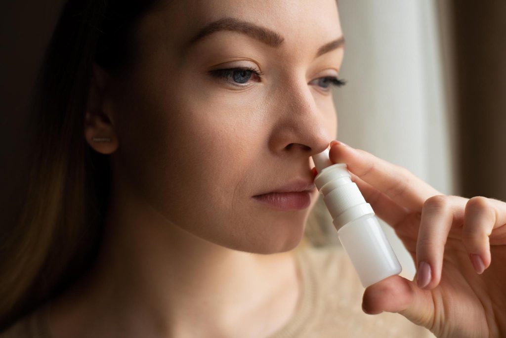 Patientin bei der Anwendung eines Esketamin-Nasensprays zur Behandlung einer therapieresistenten Depression