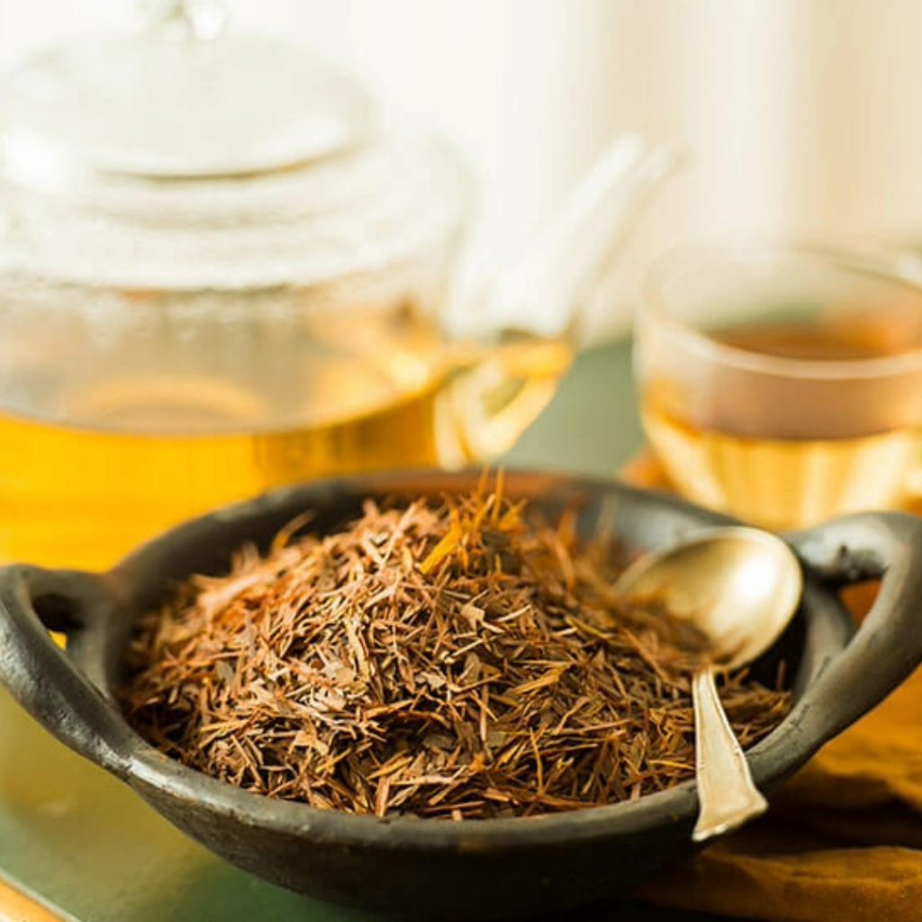 Lapacho-Tee aus der Rinde von Tabebuia avellanedae – getrocknete Lapacho-Rinde in einer Schale mit frisch aufgebrühtem Tee.