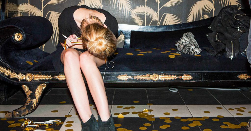 K-Hole bei Ketamin: zusammengesunkene Person auf einem Sofa als Symbolbild für starke Dissoziation nach Ketamin-Konsum.