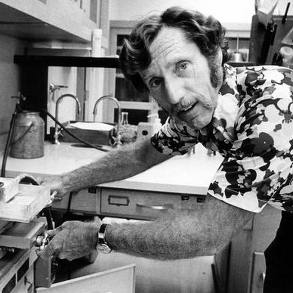 Calvin Stevens, Chemiker und Entwickler von Ketamin, bei der Arbeit im Labor – historische Schwarz-Weiß-Aufnahme.