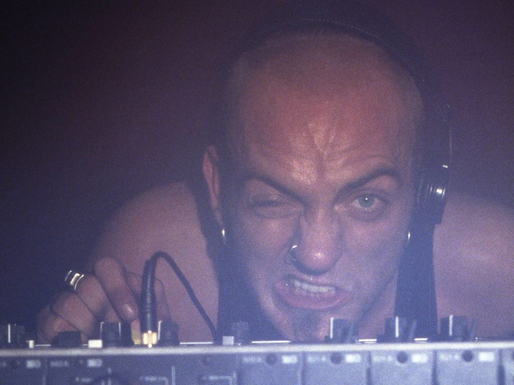 DJ Sven Väth am Mischpult – prägende Figur der Technoszene bei einem Techno-Set im Club.