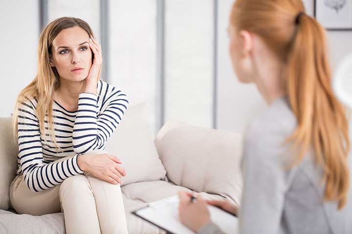 Patientin im psychotherapeutischen Gespräch mit einer Therapeutin