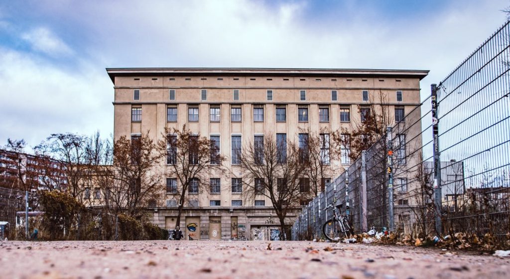 Ehemaliges Industriegebäude in Berlin – typische Kulisse der Berliner Technoszene und ihrer Clubkultur.