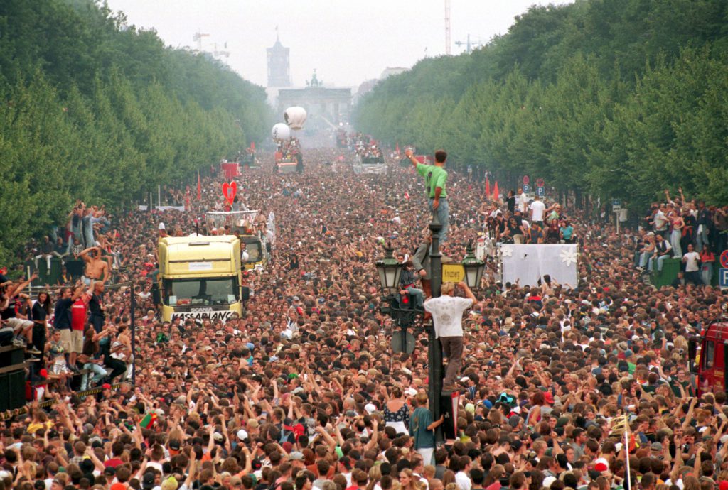 Hunderttausende Menschen feiern bei der Loveparade in Berlin – die Technoszene zieht mit Trucks und elektronischer Musik durch den Tiergarten.