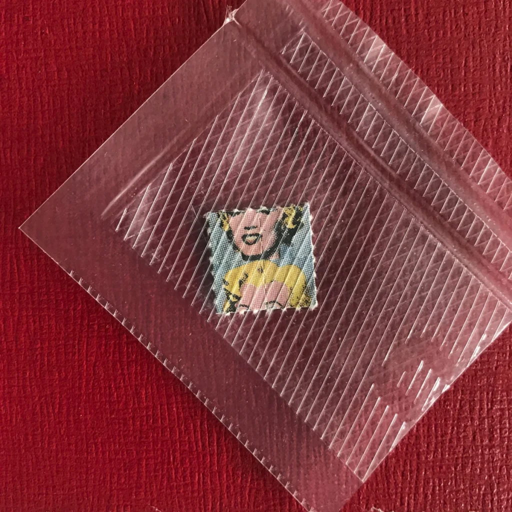 Einzelner LSD-Blotter-Trip mit Motiv, eingeschweißt in transparenter Folie zur Aufbewahrung