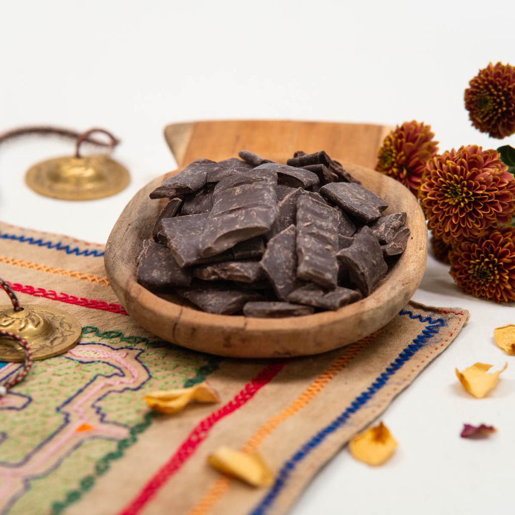 Kakaomasse aus Theobroma cacao in einer Holzschale, arrangiert für eine Cacao-Zeremonie